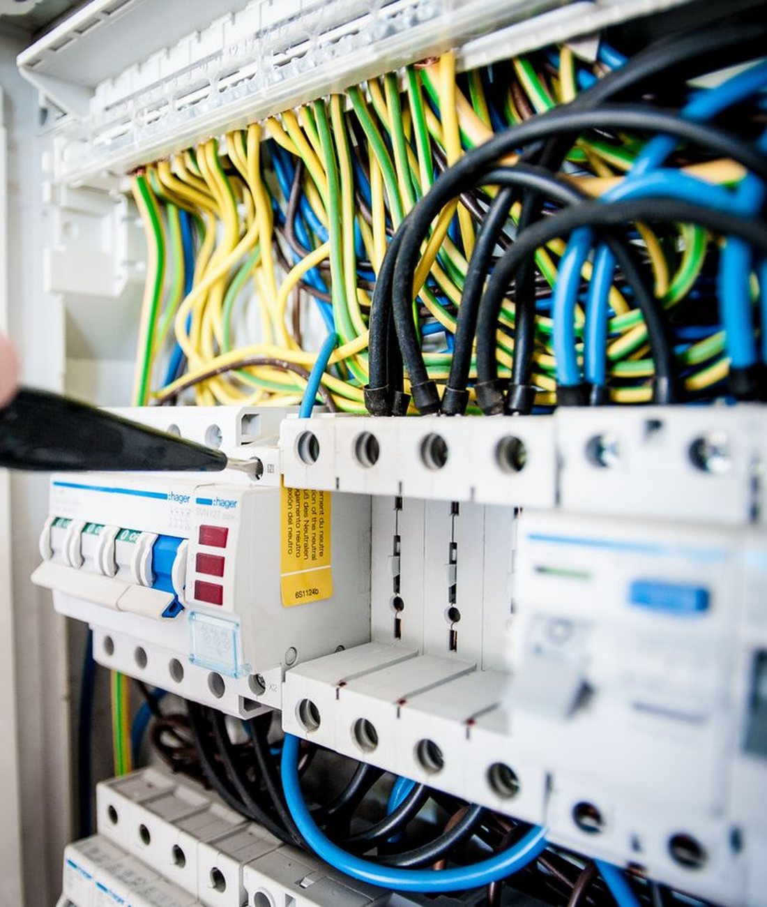 Électricien ET2S au travail sur un tableau électrique